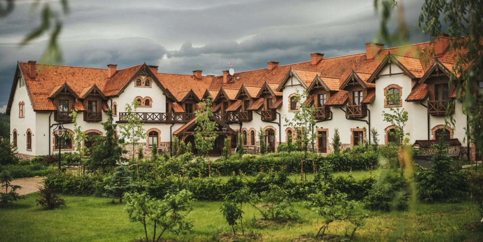 Zdjęcie Folwarku Łękuk w tle menu