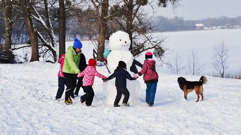Zima- zabawy na śniegu podczas ferii