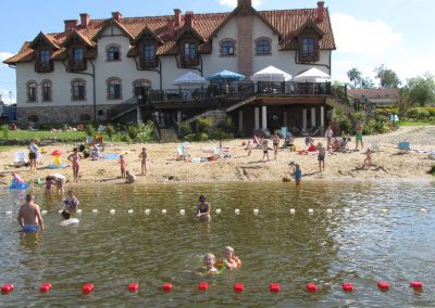 rodzina-wakacje-plaża-lato-mazury