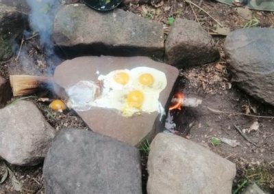 Warsztaty survival bushcraft - smażenie jajka na kamieniu
