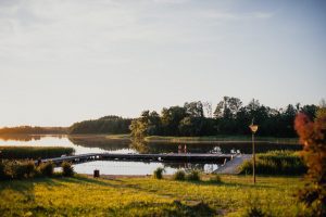 Plaża i pomost nad jeziorem Łękuk