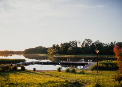 Plaża i pomost nad jeziorem Łękuk