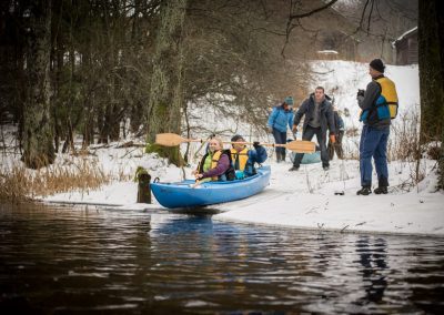 Wodowanie kajaków na rzece zimą