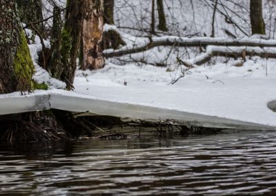 Rzeka łaźna struga zimą