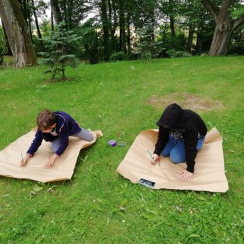 dzieci na zajęciach z malowania wielkoformatowego