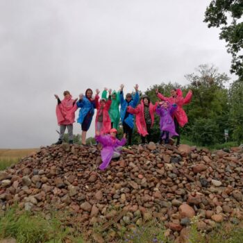 dzieci na grze terenowej – pogoda nie przeszkadza