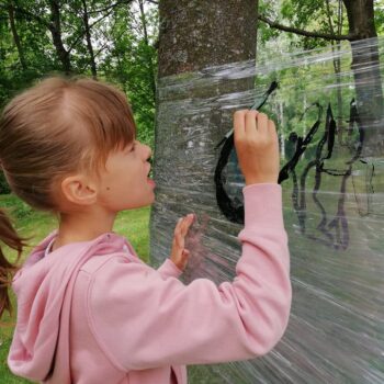 dzieci na zajęciach z malowania wielkoformatowego