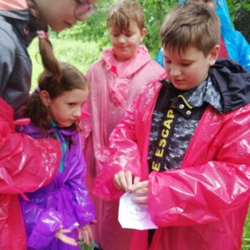 dzieci na wakacjach podczas questu terenowego zrobionego przez animatorów