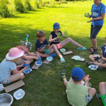 dzieci podczas zajęć z animatorami na wakacjach