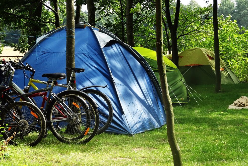 Pole namiotowe i campingowe