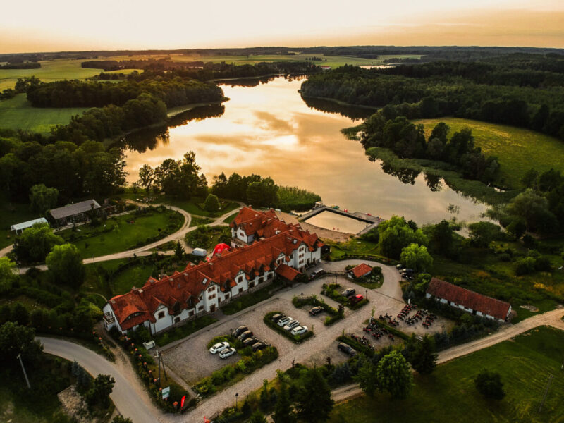 Hotel w stylu LONGEVITY na Dzikich Mazurach